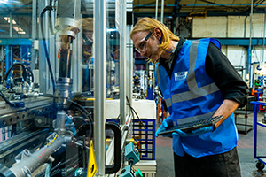 Test bench for steering racks: test parameters developed together with OEMs.